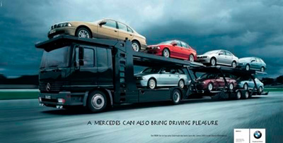 Грузовик Mercedes транспортирует новенькие BMW