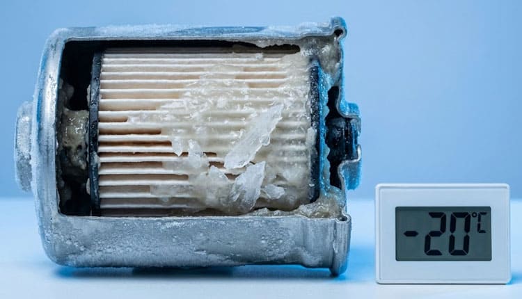 Разрез топливного фильтра, где видно, как кристаллы парафина забили проход.