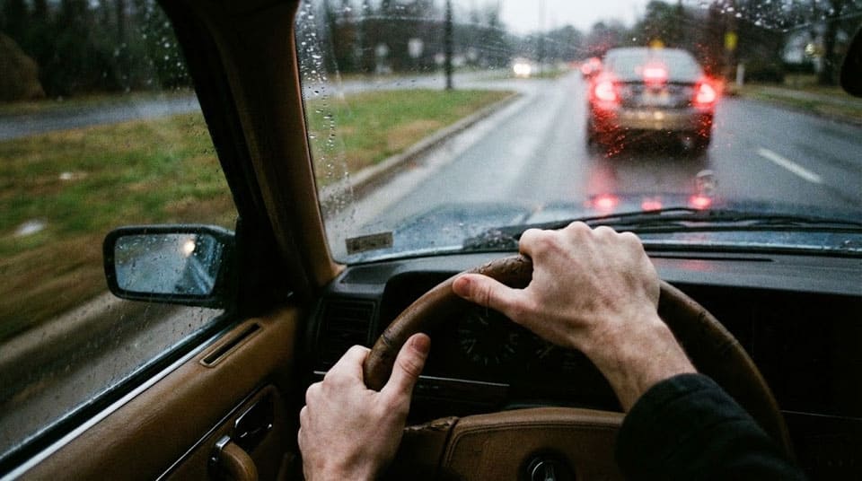 машину уводит в сторону при торможении