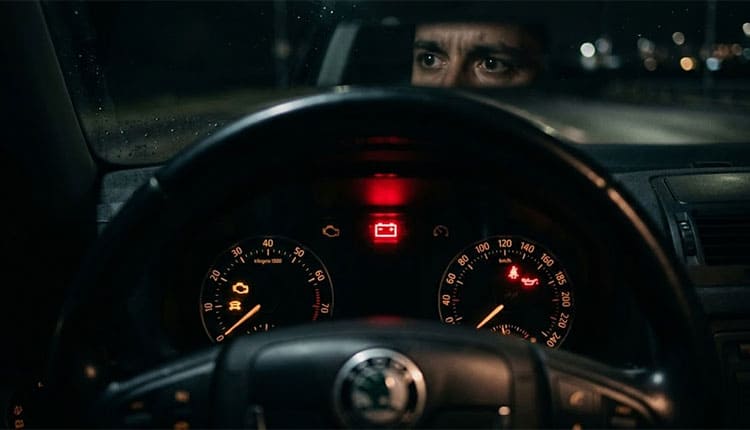 Горит лампа аккумулятора — проблемы с зарядкой