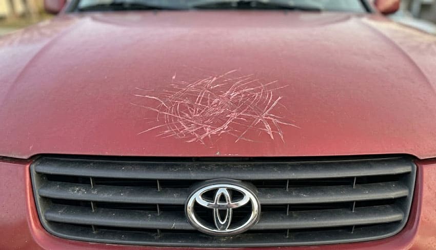 Как убрать царапины на капоте авто?