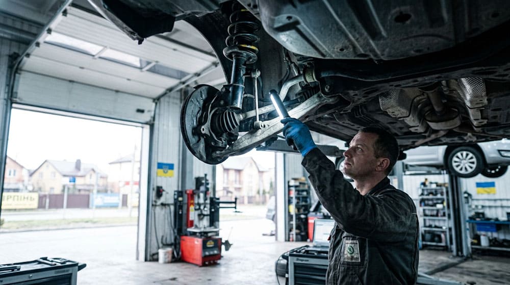 Осмотр подвески и стойки стабилизатора Skoda Rapid